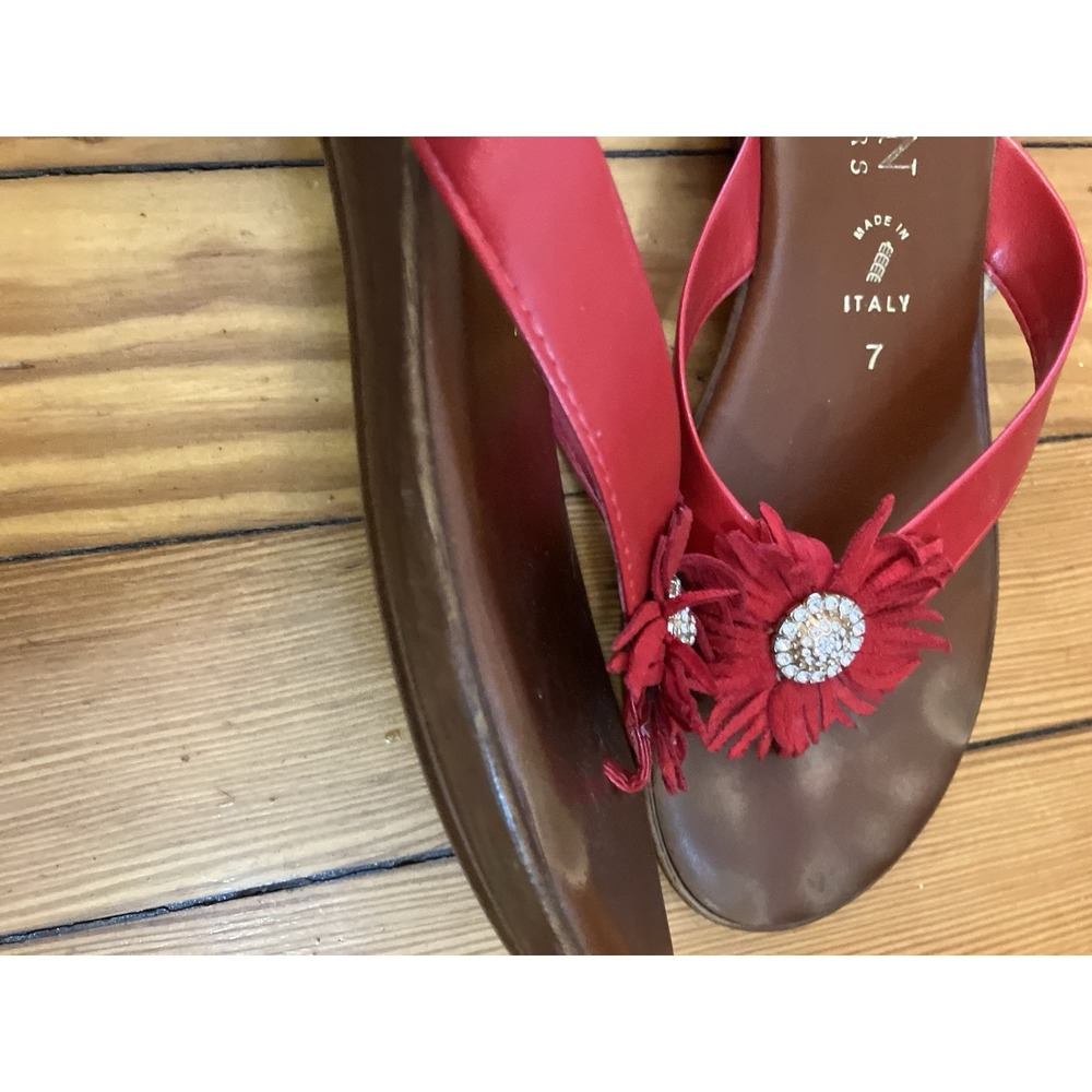 Italian Shoemakers Red Sandal Thong Sz 7 Flower Made In Italy rhinestones - Picture 4 of 6